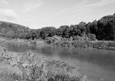 River Wye (Galce Afon Gwy), Tintern 'de İngiltere ile Galler arasındaki sınırı gösterir.