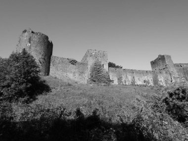 Chepstow Kalesi Harabeleri (Castell Cas-gwent in Welsh), Chepstow, Uk in black and white