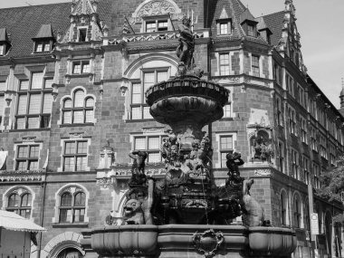 Jubilaeumsbrunnen (anlamı: Jubileum Fountain) nam-ı diğer Neptunbrunnen (anlamı: Neptün Çeşmesi) Wuppertal, Almanya 'da siyah-beyaz