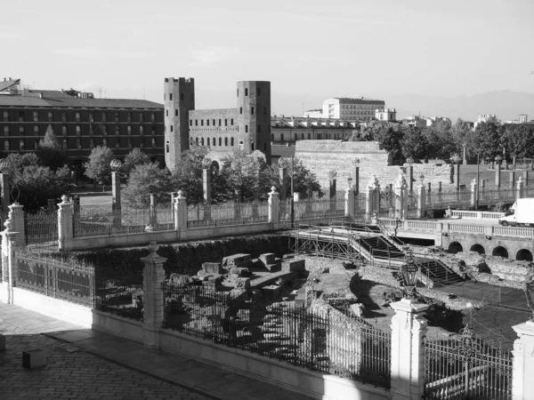 在都灵 意大利的波塔帕拉蒂纳 帕拉廷门 废墟在黑色和白色 — 图库照片