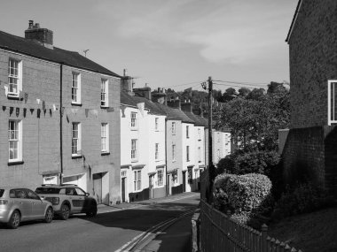 CHEPSTOW, İngiltere - CIRCA EPTEMBER 2019: Köprü Sokağı siyah beyaz renkli evler