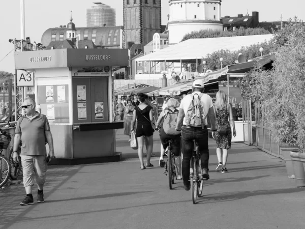 Duesseldorf Germany Circa August 2019 People Rheinuferpromenade Bank River Rhein — Stock Photo, Image