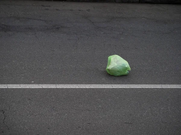 Plastic Zak Het Midden Van Een Weg Symbool Van Vervuiling — Stockfoto