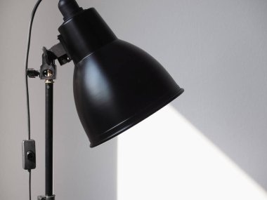 Tarafsız beyaz fotoğraf stüdyosundaki spot ışıkları