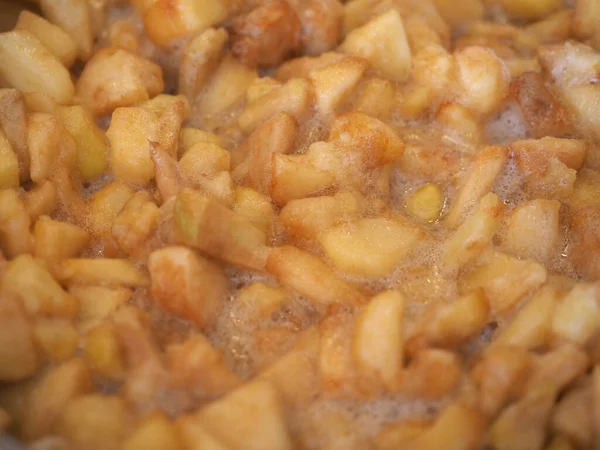 用平底锅煮好的苹果酱 — 图库照片