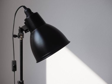 Tarafsız beyaz fotoğraf stüdyosundaki spot ışıkları