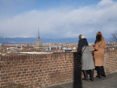Torino, İtalya - Şubat 2020: Kadınlar tepede Monte dei Cappuccini 'den Torino şehrine bakıyorlar
