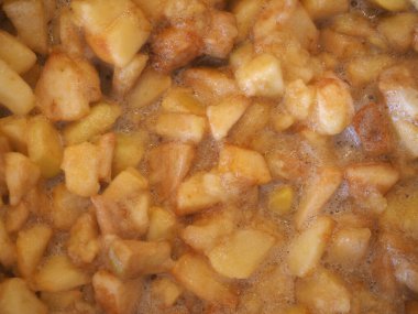 Elma reçeli bir tencerede kaynatıldı.