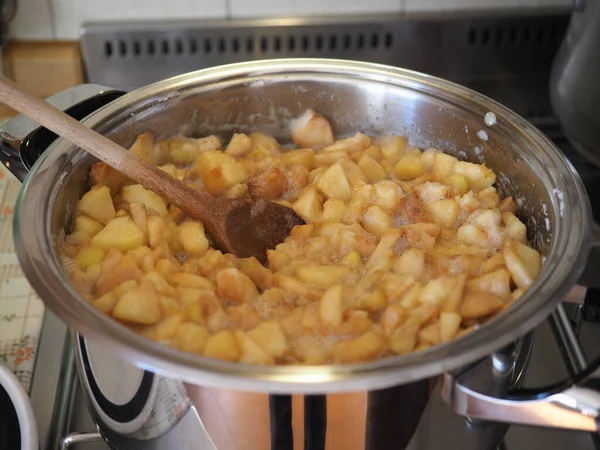 用平底锅煮好的苹果酱 — 图库照片