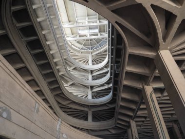 Torino, İtalya - Şubat 2020: 1919 'da Matte Trucco tarafından tasarlanan Lingotto otomobil fabrikasında beton rampa