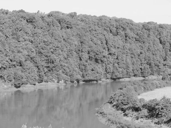 Widok Wsi Pobliżu Rzeki Wye Chepstow Czerni Bieli — Zdjęcie stockowe