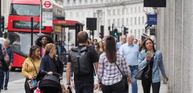 LONDON, İngiltere - CRCA EPTESİ 2019: Regent Caddesi 'ndeki İnsanlar