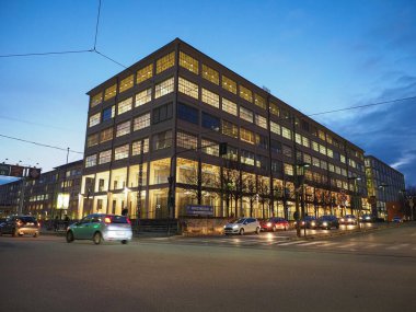 TURIN, İTALYA - CIRCA Kasım 2019: gece Lingotto Merkezi. Matte Trucco tarafından 1919 'da Fiat araba fabrikası olarak tasarlanan şirket, Renzo Piano tarafından restore edilen bir konferans ve iş merkezi haline geldi.