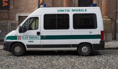 Torino, İtalya - Kasım 2019: Polizia Belediyesi Unita Mobile (çeviri: Metropolitan Police mobil birimi) van