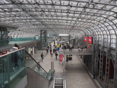 Torin, İtalya - Ekim 2019: Torino Porta Susa Tren İstasyonu İçişleri