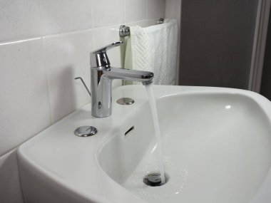 Lavaboda musluk musluğu var.