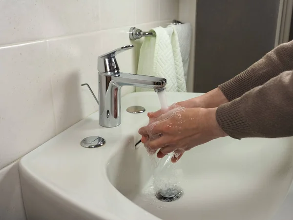 Homme Méconnaissable Soigneusement Laver Les Mains Maison Pour Sécurité Sanitaire — Photo