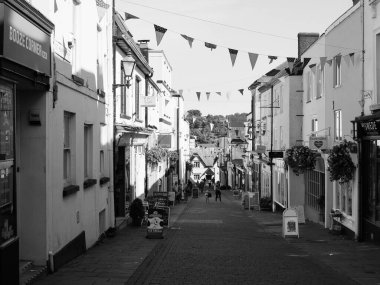 CHEPSTOW, İngiltere - CIRCA EPTEMBER 2019: Köprü Sokağı siyah beyaz renkli evler