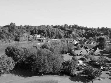 CHEPSTOW, İngiltere - CIRCA EPTEMBER 2019: Siyah beyaz Chepstow şehri manzarası