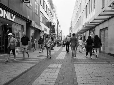 KOELN, GERMANY - CIRCA AUGust 2019: Hohe Caddesi 'ndeki insanlar (anlamı High Street) siyah beyaz alışveriş caddesi