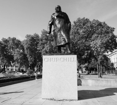 Londra, Uk - Eylül 2019: Winston Churchill heykeli Parlamento Meydanı 'nda heykeltıraş Ivor Roberts-Jones tarafından siyah-beyaz