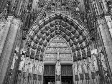 Koelner Dom Hohe Domkirche Sankt Petrus (anlamı Aziz Peter Katedrali) Almanya 'nın Koeln kentindeki gotik kilise.