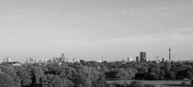 Londra manzarası Primrose Hill 'den Londra' daki Regent 's Park' ın kuzeyine siyah beyaz Uk