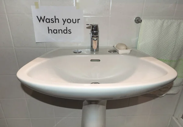 在浴室盆边洗手签 — 图库照片