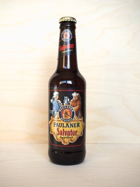 Muenchen, Almanya - 20 Mart 2020: Paulaner Salvator bira şişesi