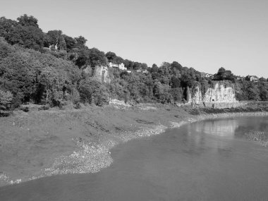 River Wye (Galce Afon Gwy), Chepstow 'da İngiltere ve Galler arasındaki sınırı gösterir.