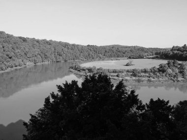 River Wye (Galce Afon Gwy), Chepstow 'da İngiltere ve Galler arasındaki sınırı gösterir.