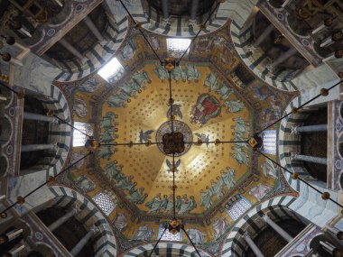 AÇEN, GERMANY - CRCA AĞUSTOS 2019: Aachener Dom Katedrali 'ndeki Şarlman Palatine Şapeli