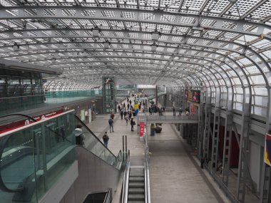 Torin, İtalya - Ekim 2019: Torino Porta Susa Tren İstasyonu İçişleri