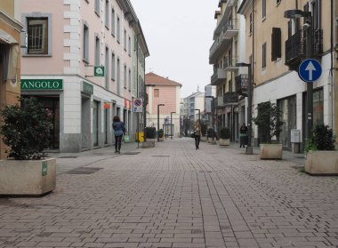 Settimo Torinese, İtalya - Ekim 2019: İtalya üzerinden ana yaya sokağı