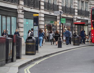 Londra, Uk - Eylül 2019: Şehir merkezinde insanlar