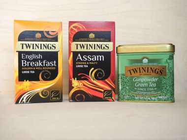London, Uk - Mart 2020: İngiliz Kahvaltısı, Assam ve Barut Yeşil Çayı 'nı içeren Twinings paketleri