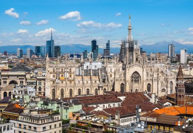 Milan, İtalya şehrin siluetinin havadan görünümü