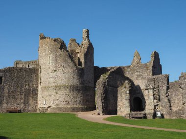 CHEPSTOW, İngiltere - CIRCA SEPTEMBER 2019: Chepstow Kalesi kalıntıları (Castell Cas-gwent in Welsh)