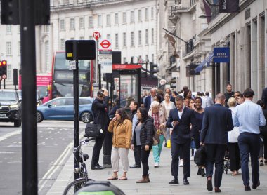 LONDON, İngiltere - CRCA EPTESİ 2019: Regent Caddesi 'ndeki İnsanlar