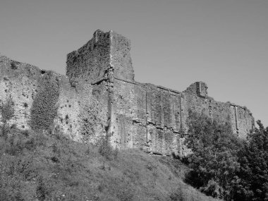 Chepstow Kalesi Harabeleri (Castell Cas-gwent in Welsh), Chepstow, Uk in black and white