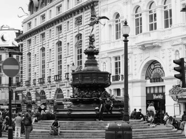 LONDON, İngiltere - CRCA SEPTEMBER 2019: Piccadilly Circus Anteros 'un heykeli namı diğer siyah beyaz Eros