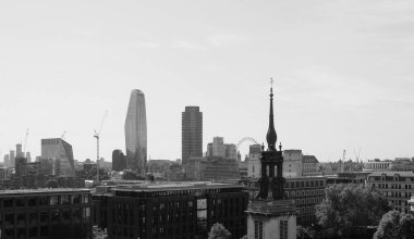 LONDON, İngiltere - CIRCA SEPTEMBER 2019: Siyah beyaz gökyüzü Londra şehri manzarası