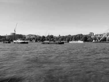 LONDON, İngiltere - CIRCA SEPTEMBER 2019: Thames Nehri 'nin siyah beyaz panoramik manzarası