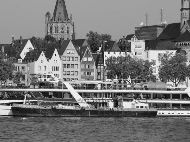 KOELN, GERMANY - CIRCA AĞUSTOS 2019: Altstadt (anlamı Eski Şehir) siyah beyaz