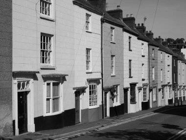 CHEPSTOW, İngiltere - CIRCA EPTEMBER 2019: Köprü Sokağı siyah beyaz renkli evler