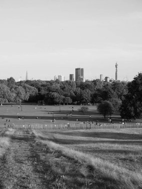 LONDON, UK - CIRCA SEPTEMBER 2019: Regent 's Park' ın kuzeyindeki Primrose Hill 'den siyah beyaz olarak Londra' nın ufuk çizgisi