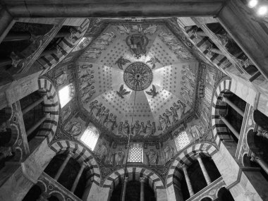 AACHEN, ALMANY - CIRCA AĞUSTOS 2019: Aachener Dom Katedrali 'ndeki Şarlman Palatine Şapeli
