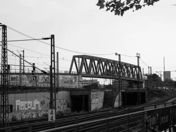 Köln Circa August 2019 Stahl Eisenbahnbrücke Schwarz Weiß — Stockfoto