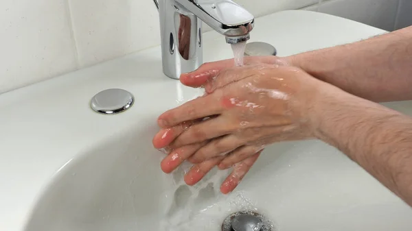 Onherkenbare Man Zorgvuldig Handen Wassen Thuis Voor Gezondheid Veiligheid — Stockfoto