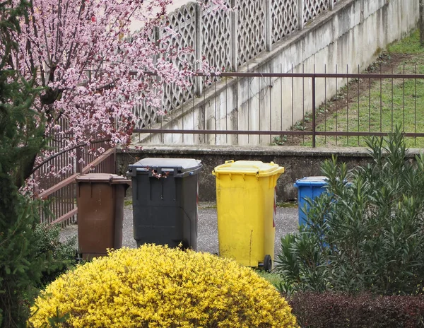 Afvalsorteerbak Voor Ecologische Recycling Van Materialen Zoals Glazen Papieren Blikjes — Stockfoto